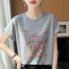 Camiseta de manga corta para mujer, estilo nuevo de verano, tejida, simple, versátil, con estampado de grafiti, versión coreana, corte holgado, cuello redondo, base de hombro regular.