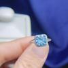 Anillo de topacio azul fuego artificial natural al por mayor de fábrica plata 925 con incrustaciones diseño vivo moda para damas