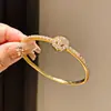 Plata Helada Chispeante~Estilo Lujo Ligero Broche de Flor Ovalada de Circonita Pulsera Chapada en Oro Real de 18K Joyería Exquisita de Alta Gama