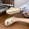 Sandálias Femininas de Solado Grosso Modelo Novo 2026 com Eva de Alta Elasticidade Tecido Confortável, Aumentadoras de Altura, Adequadas para Uso em Casa e ao Ar Livre, Fornecimento Direto do Fabricante