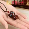 Collar con Colgante de Gato de Palo de Rosa Yiming Xianyuan Gato de Madera Creativo Llavero para Coche Colgante de Memoria USB