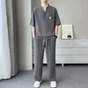 Traje casual de verano cómodo y transpirable para hombre, cuello suelto, manga corta, pantalones largos elásticos, conjunto deportivo de dos piezas para hombre