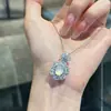 Collar para mujer con colgante bañado en plata con figura de Buda de calcedonia blanco hielo, diseños de hoja y calabaza, ágata y jade de Maitreya