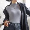 Camisa Base Branca Simples de Gola Meia-Alta para Mulheres, Versão Coreana para Outono e Inverno, Top Casual Versátil com Ombro Normal, Corte Ajustado, Roupa de Baixo
