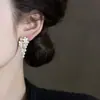 Brincos de Pérola Pétala Branca para Mulheres Sem Orelhas Furadas, Luxo Acessível, Brincos de Design Único, Presilhas de Orelha com Franja Longa, Discos de Espiral
