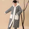 Bata de Noche Cálida con Capucha a Cuadros para Mujer, Engrosada con Forro de Algodón, Conjunto de Bata Larga de Coral Fleece para el Hogar, Stock Listo de Fábrica (Rojo)