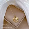 Colar com Pingente Redondo de Pica-pau em Aço Titânio, Luxuoso e Elegante, Totalmente Adornado com Diamantes, Corrente Versátil para Clavícula para Mulheres, Corrente de Aço Titânio