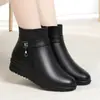 Botines Cálidos y Cómodos para Mujer Nueva Temporada Otoño/Invierno 2026 Suela Suave Fondo Plano Tacón Bajo Versátiles Botas de Piel con Forro de Terciopelo para Personas de Mediana Edad y Mayores