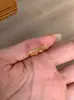 Anillo Plano de Satén Minimalista Popular de Xiaohongshu con un Toque de Lujo, Diseño Único, Sencillo y Versátil para el Uso Diario