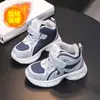 Nuevos zapatos deportivos para niños, invierno, cuero impermeable, forro polar, cálidos, adecuados para niños y niñas, niños pequeños y niños pequeños, zapatos para correr y casuales
