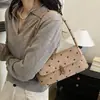 Bolso de Axila de Felpa Gamuzada con Lunares Estilo Coreano de Nicho para Mujer 2026 Nuevo Bolso de Hombro Único para el Trabajo Bolso Baguette Versátil de Moda