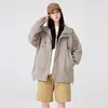 Liquidação: Novos estilos de primavera e outono de jaquetas corta-vento e impermeáveis para homens e mulheres, disponíveis como conjuntos combinando para casais, adequadas para atividades ao ar livre, com capuz e em um estilo workwear moderno.
