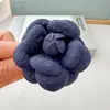 Broche de Camelia de Tela Arrugada Estilo Francés Vintage, Pin Versátil de Alta Gama para Abrigos, Suéteres, Camisas y Vestidos, Accesorio