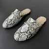 Otoño 2026 Estilo Caliente Moda Versátil Sin Cordones Estampado de Serpiente Pañuelo para la Cabeza Sandalias Planas Talla Grande Zapatos para Mujer Comercio Exterior Venta al por Mayor