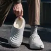 Chinelos de algodão impermeáveis de EVA para mulheres, novo estilo outono/inverno 2026, antiderrapantes para ambientes internos, forrados com fleece para uso externo, sapatos de algodão quentes e de sola macia para homens