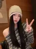 Otoño e Invierno 2025 Nuevo Estilo Lana Tejida Bloques de Color Borde Enrollado Punta de Pie Protección Auditiva Invernal Sombrero para el Frío Versátil Gorro de Felpa