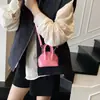 Bolso Pequeño de Laca para Niña 2025 Nuevo Bolso Cruzado Mini Bolso de Concha Texturizado Bolso de Mano de Verano Rojo para Mujer
