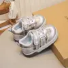 Sapatos casuais infantis, antiderrapantes, novo modelo outono 2026, tênis esportivos para meninas, com luzes, tênis versáteis para bebês e meninos