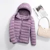 [Precio al por mayor] chaqueta ligera de plumón 2023 nueva corta con capucha moda ajustada otoño e invierno talla grande abrigo ropa de mujer