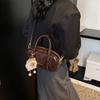 Bolsa pequena quadrada da moda, bolsa transversal de mão para inverno 2025, nova bolsa retrô de nicho, simples e casual para roupas de trabalho
