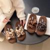 Pantuflas pequeñas de moda con estampado de leopardo y piel sintética para mujer, colección otoño/invierno 2025, nuevas pantuflas de algodón con suela gruesa. Venta al por mayor.