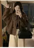 Chaqueta corta informal y juvenil de gamuza color caqui para mujer, nuevo estilo primavera y otoño 2026, chaqueta petite, extremadamente elegante