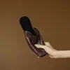 Nuevas Sandalias de Boca de Pez de Cuero de Primera Capa Súper Suaves 2025, Pantuflas Planas Súper Fáciles de Poner para Mujer, Apariencia Adelgazante, Modernas y Versátiles