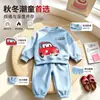 Conjunto nuevo estilo 2026 para niños con forro polar, sudadera holgada de dibujos animados de moda otoño/invierno y pantalones jogger, conjunto de dos piezas, venta al por mayor
