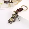 Chaveiro criativo punk masculino e feminino pequeno presente liga desenho animado vintage couro trançado chaveiro pingente de chave