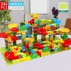 Crianças transfronteiriças desmontam e montam manualmente blocos de construção 5-12 anos exercitam blocos de construção mentais 250-168 pequenas partículas de pequenos brinquedos