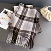 Bufanda Chal Versátil Cálido Otoño e Invierno para Mujer, Bloqueo de Color de Baja Saturación Estilo Coreano, Cachemira Sintética, con Borlas a Cuadros