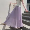 Nueva moda de primavera: falda plisada de gasa con efecto de caída, bordes ondulados, dobladillo plisado y un dobladillo ancho en blanco y negro.