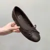 Primera reunión de la temporada, aumentó 4 cm ~ Estilo fragancia francesa pequeña, boca poco profunda, suela suave, para ir al trabajo, versátil, temperamento estilo coreano, patrón de rombos, zapatos de vestir