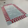Alfombra de sala de estar de alta gama, de color contrastante, con un patrón geométrico simple, adecuada para villas, clubes y dormitorios; una alfombra de área grande