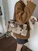 Bolsa Tote Estilo Coreano com Estampa de Desenho Animado Fofo para Mulheres 2026 Nova Bolsa Grande Capacidade para Aula e Trabalho Bolsa de Ombro Versátil