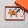 Colgante de Poni de Cuero Genuino Llavero de Cuero Hecho a Mano Piel de Oveja Poni Decoración para Asa de Bolso de Moda Venta al por Mayor