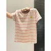 Camiseta Bordada de Designer para Mulheres, Estilo Verão, Listras Color-Block Modernas, Camiseta Base Camada Interna, Fashion e Estilosa, Manga Curta com Ombro Caído
