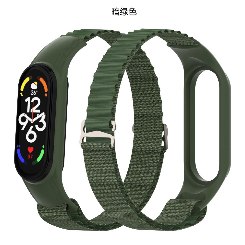 暗绿色