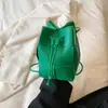 Chegada Nova Primavera 2026 Atacado Transfronteiriço Bolsas Pequenas Moda Feminina Artesanal Tecido PU Bolsa Balde Sensação Bolsa de Ombro Único Transversal