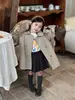 Novedad Otoño 2026 Estilo Coreano Ropa Infantil Abrigo Estilo Británico para Niñas Gabardina Retro de Doble Botonadura Ceñida a la Cintura Chaqueta