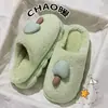 Chinelos de algodão 3D populares em formato de cogumelo, quentes para o inverno, adequados para uso interno e externo, com solas grossas, antiderrapantes e apresentando um design de desenho animado para mulheres e um design silencioso e confortável para homens.