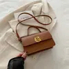 A bolsa quadrada pequena simples da nova moda popular de 2024, bolsa de mão para pequenos grupos, bolsa de ombro mensageiro de alta qualidade, bolsa feminina