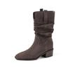 Botas Western de Camurça de Vaca Estilo Preguiçoso Outono e Inverno 2025 Salto Médio Grosso Bico Quadrado Boca em V Botas Curtas de Camurça Franzidas para Mulheres