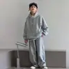 Conjunto de Moletom com Capuz Casual para Meninos Primavera e Outono Solto Casual Estilo Esportivo Conjunto de Duas Peças Crianças Média e Grande Outono Tendência