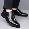 Zapatos de cuero para hombre, nuevos zapatos brogue de otoño para negocios formales, zapatos casuales de una pieza, zapatos de talla grande para hombre para venta al por mayor de comercio exterior
