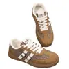 Tênis de treino alemães de sola reta transfronteiriços para mulheres, novos tênis esportivos de outono e primavera para comércio exterior de tamanho grande, sapatos casuais femininos da moda com cadarço