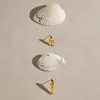 Pendientes de pez de acero inoxidable elegantemente discretos, Tachuelas de estilo resort de lujo ligero de alta gama, Joyería de acero de titanio chapado en oro de 18 quilates que no se decolora