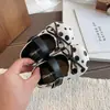 Zapatos pequeños para niños 2026 otoño nuevo modelo para niñas con lazo suela blanda antideslizantes pequeños de cuero para bebés y niños, zapatos de rendimiento