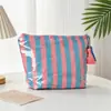 Bolsa de maquillaje impermeable de PVC, nuevo modelo transfronterizo para mujer, neceser rayado de gran capacidad, bolsa de almacenamiento de viaje versátil, fábrica