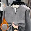 Suéter de punto para hombre de dos piezas falsas con forro polar transfronterizo, cuello en V pequeño, nueva colección otoño/invierno 2026, suéter cálido casual de cuello redondo para hombre